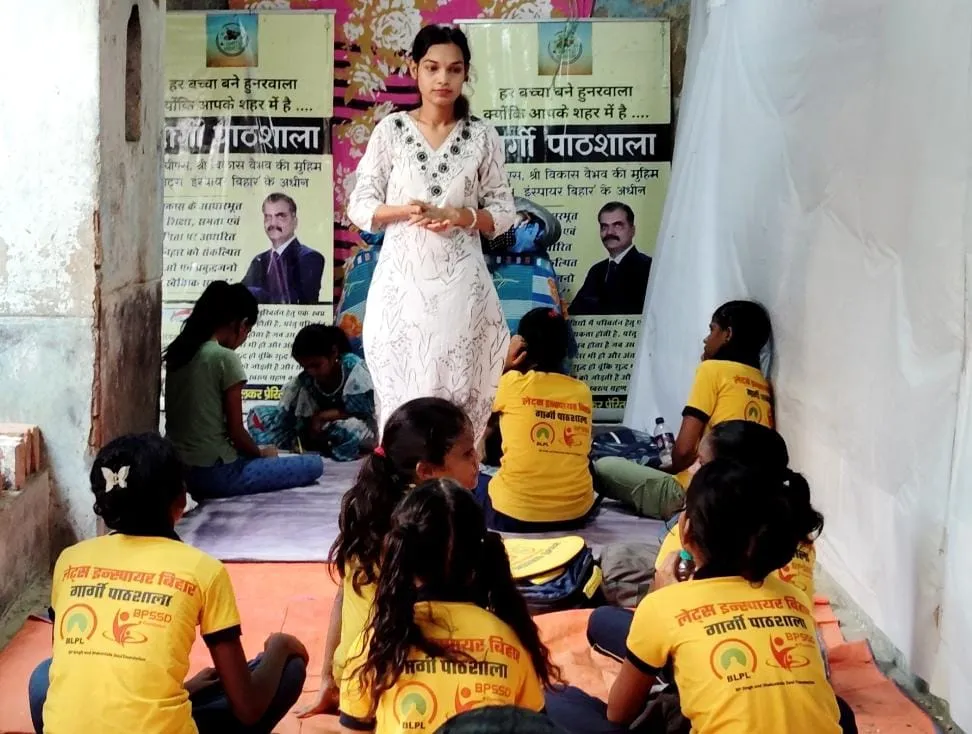 बच्चों को पढ़ाती स्नेहा 1
